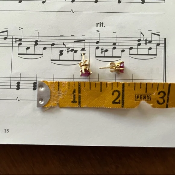 14kyg Ruby stud earrings, 5mm - Picture 4 of 11